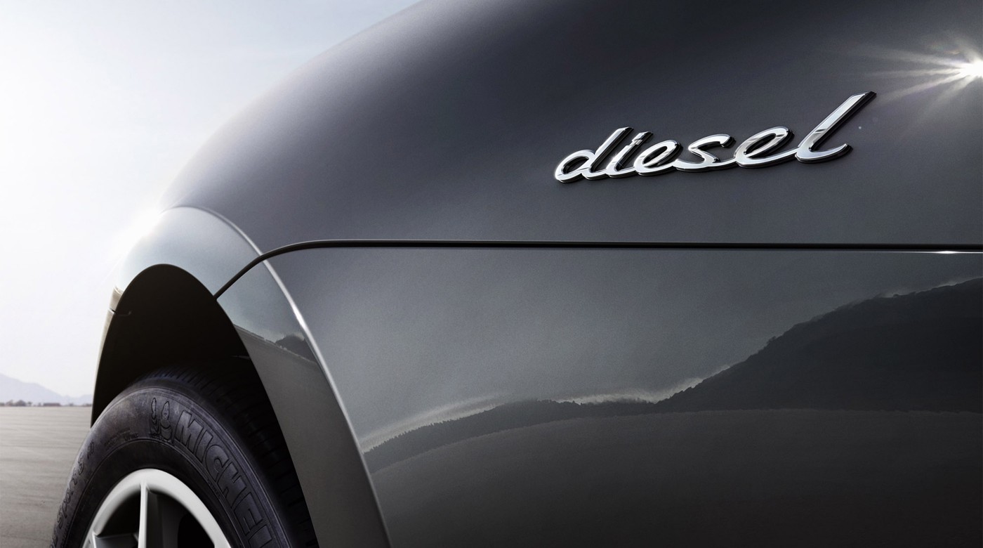 Macan_S_Diesel_Detail1_Badge_Side_Comp_v3+copy-d2a6ebc0